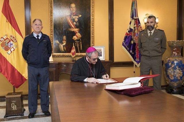 El Arzobispo Castrense visita por primera vez la Guardia Real.