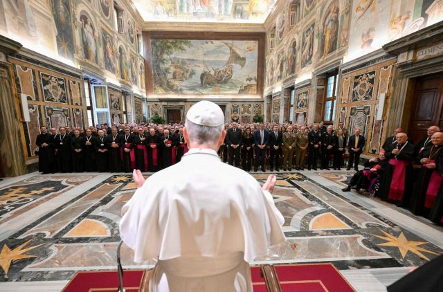El Papa alaba el papel de los capellanes militares