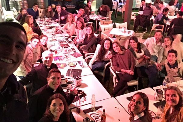 Grupo de Jóvenes en la Parroquia de la Armada en Madrid
