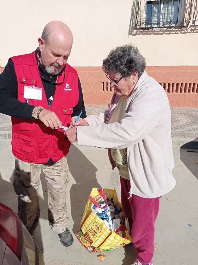 Reparto de alimentos de la Cáritas Parroquial de Málaga