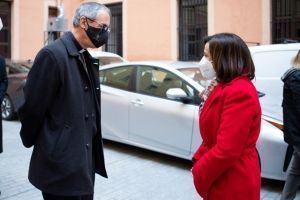 La ministra de Defensa visita Cáritas Castrense y alaba su labor solidaria