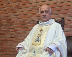 Homenaje al Páter Wenceslao Sanz Gil por sus 50 años de servicio en el Ejército del Aire.