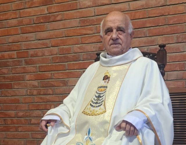 Homenaje al Páter Wenceslao Sanz Gil por sus 50 años de servicio en el Ejército del Aire.