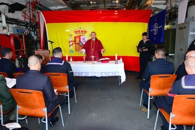 El BAM “Rayo” celebra el Día de la Fiesta Nacional navegando por el mar Negro