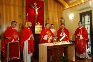 Los nuevos capellanes realizan su juramento de fidelidad ante el Arzobispo Castrense.
