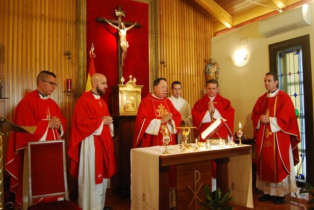 Los nuevos capellanes realizan su juramento de fidelidad ante el Arzobispo Castrense.