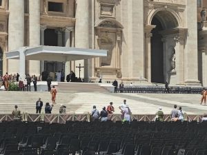 Los seminaristas castrenses asisten a la Audiencia General del Papa León XIV en la plaza de San Pedro