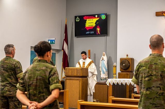​El contingente español desplegado en Letonia celebra el día de las Fuerzas Armadas y San Fernando