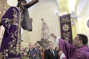 El capellán de la Academia Básica del Aire de La Virgen del Camino (León) oficia la Eucaristía tras el besapié al Nazareno.