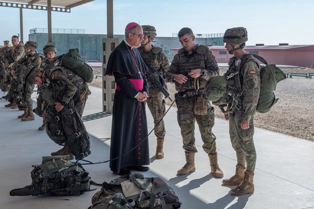 El Arzobispo Castrense de España realiza su primera visita pastoral a la Brigada “Almogávares VI” de Paracaidistas