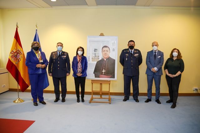 La ministra de Defensa recibe un cuadro de D. Juan del Río Martín, Arzobispo Castrense fallecido en enero
