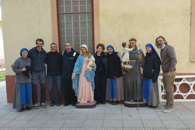 Infantes de Marina entregan a Cáritas de Iskenderum material y un donativo para los afectados por el terremoto de Turquía