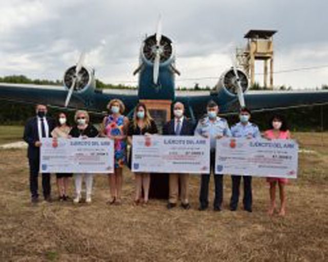 Entrega de la recaudación obtenida en la VII Carrera de la Base Aérea de Alcantarilla