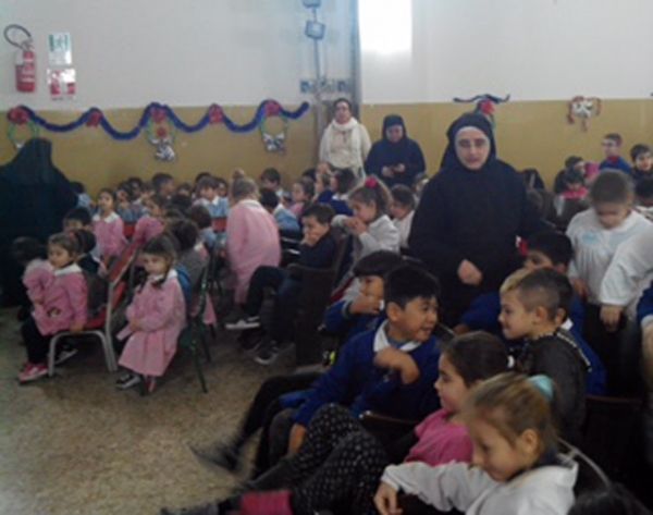 Los militares españoles destinados en Nápoles y sus familias entregan regalos en la Escuela de Santa Patricia