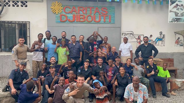 La Fragata "Numancia" entrega ayuda humanitaria a Cáritas DJIBOUTI