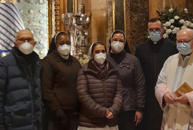 Las misioneras de Malí entregan un manto a la Virgen del Pilar en Zaragoza