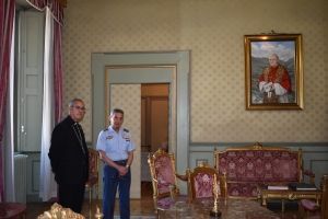Monseñor Aznárez recibe al Gran Canciller de la Real y Militar Orden de San Hermenegildo