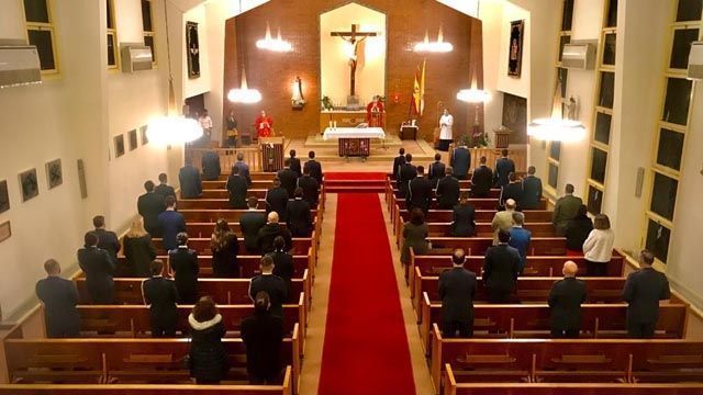 El Arzobispo Castrense administró en la tarde de ayer el Sacramento de la Confirmación a varios jóvenes en la capilla de la Base Aérea de Torrejón.