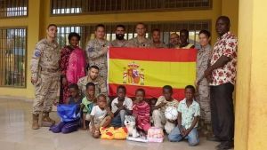 Militares españoles con niños del orfanato