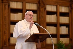 Ángelus del Papa: No rechacemos la llamada de Dios. Respondamos con amor.