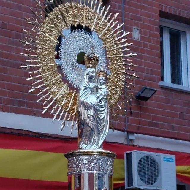El laborioso trabajo de restauración de esta antiquísima Virgen del Pilar que acompaña a la Guardia Civil de Albacete