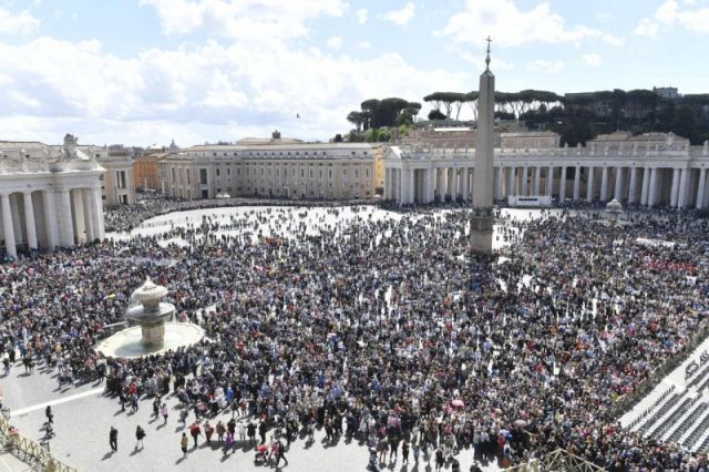 PAPA FRANCISCO REGINA CAELI Plaza de San Pedro II domingo de Pascua o de la Divina Misericordia, 24 de abri de 2022