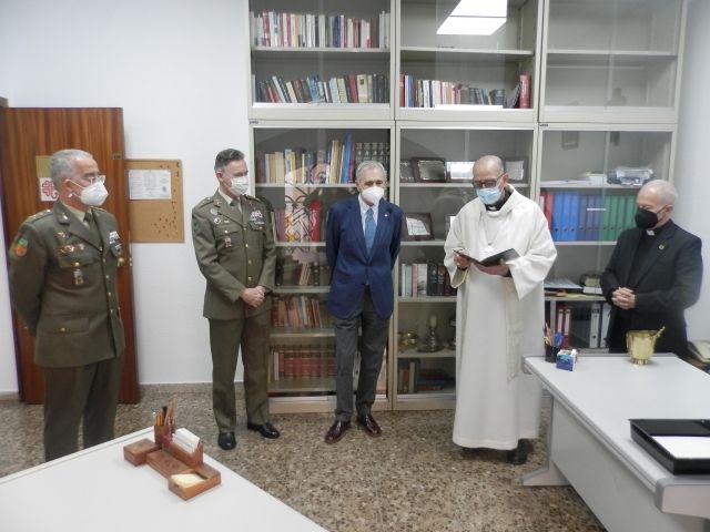 El Cardenal Arzobispo de Barcelona bendice la sede de Cáritas Castrense en la Ciudad Condal