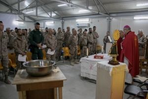 Un grupo de militares recibe los sacramentos de iniciación de manos del Nuncio Apostólico de la Santa Sede en Irak