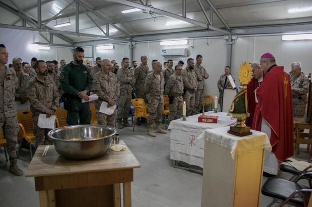 Un grupo de militares recibe los sacramentos de iniciación de manos del Nuncio Apostólico de la Santa Sede en Irak