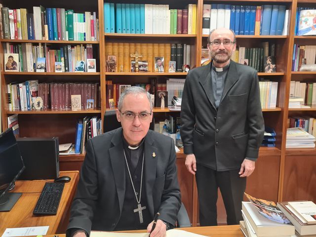 El Arzobispo Castrense visita la Universidad San Dámaso