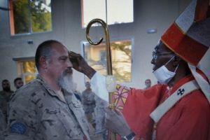 Ceremonia de Iniciación Cristiana realizada por el Cardenal Arzobispo de Bamako Jean Zerbo en Koulikoro un grupo de militares españoles