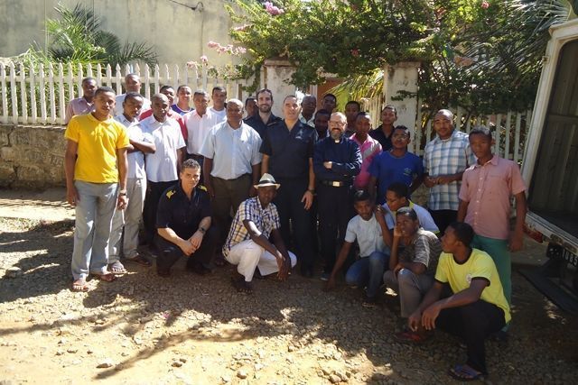La dotación del “Galicia” entrega ayuda humanitaria en Madagascar