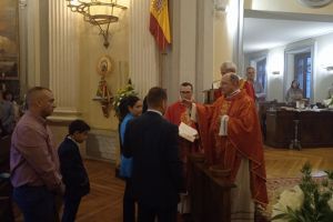 Celebración de confirmaciones y recepción reliquia en la Iglesia Parroquial Castrense de San Fernando.