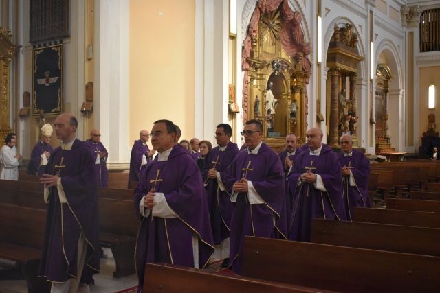 El Arzobispo castrense, Monseñor Don Juan Antonio Aznárez, celebra la misa de difuntos por todos los capellanes fallecidos durante el presente año