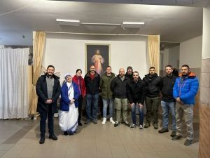 Voluntarios de eFP XIV Letonia visitan el comedor social de las Hermanas de la Caridad en Riga.