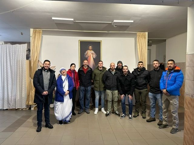 Voluntarios de eFP XIV Letonia visitan el comedor social de las Hermanas de la Caridad en Riga.
