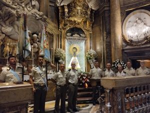 Entrega de un manto a Nuestra Señora la Virgen del Pilar por parte del Regimiento España 11