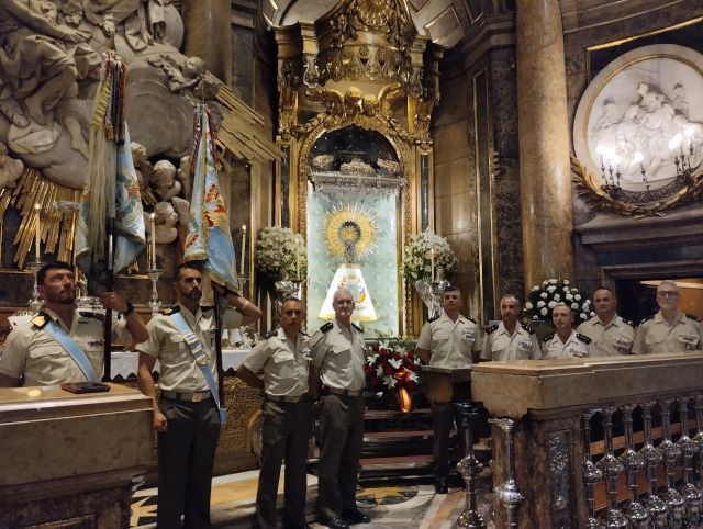 Entrega de un manto a Nuestra Señora la Virgen del Pilar por parte del Regimiento España 11