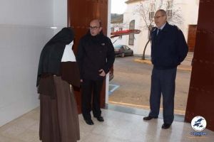 Entrega de alimentos y material escolar a las Hermanas de la Cruz de Morón de la Frontera