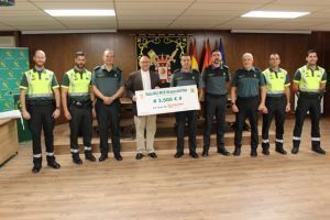 La Guardia Civil entrega a Cáritas Parroquial Castrense (ET) de Granada el dinero recaudado en la I Ruta 062 MTB–Virgen del Pilar