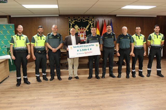 La Guardia Civil entrega a Cáritas Parroquial Castrense (ET) de Granada el dinero recaudado en la I Ruta 062 MTB–Virgen del Pilar