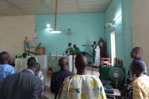 Ayuda a la defensa de Mali, un pueblo con la pobreza en los talones