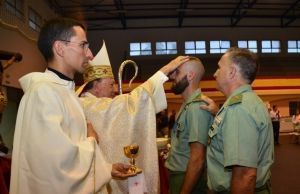 El Arzobispo Castrense preside la celebración de confirmaciones, comuniones y bautizos en la Brigada de La Legión.