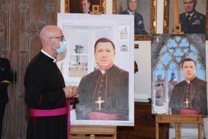 El pintor Manuel de la Mata dona un cuadro de D. Juan del Río al Ejército del Aire y otro al Arzobispado Castrense.