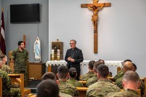 Visita Pastoral del Arzobispo Castrense al Contingente Español desplegado en Letonia