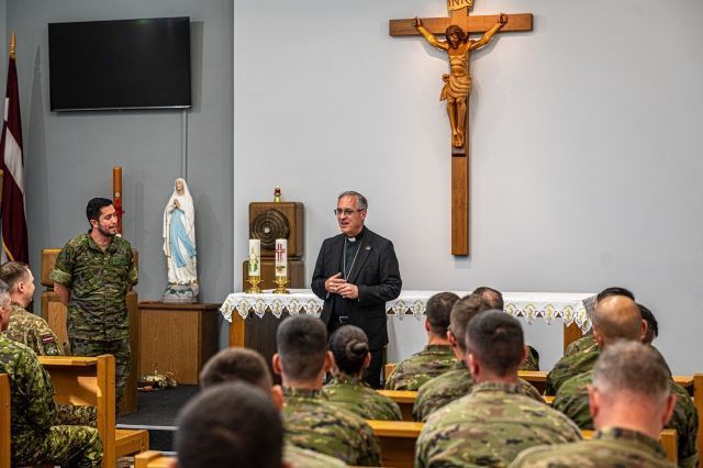 Visita Pastoral del Arzobispo Castrense al Contingente Español desplegado en Letonia