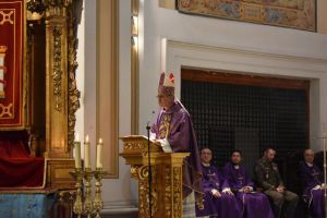 El arzobispo castrense, monseñor Don Juan Antonio Aznárez, celebra la misa de difuntos por todos los capellanes y sacerdotes colaboradores fallecidos durante el presente año