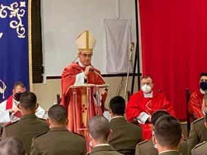 El Arzobispo Castrense administra el sacramento de la confirmación en Cáceres