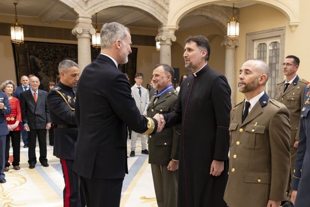 El Páter D. Iván Manuel Cote Benítez, condecorado con la encomienda de la Orden del Mérito Civil