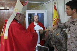 Militares españoles recibe los sacramentos de iniciación de manos del nuncio del Papa en Irak